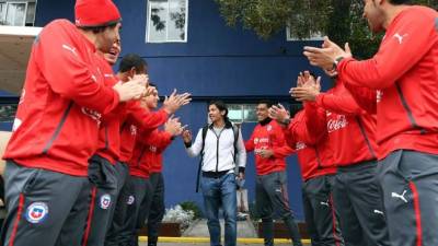 Matías Fernández mientras es despedido por sus compañeros de la selección chilena.