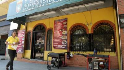 Los negocios pueden echar mano de las plantas eléctricas para atender a los clientes. Otros no tienen opción, solo cierran. Foto: Yoseph Amaya