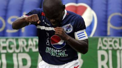 'Tyson' Núñez seguirá jugando con el Universidad San Carlos de Guatemala.