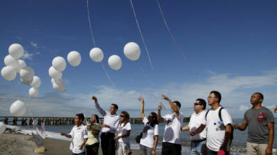 Al finalizar la marcha a la orilla del mar realizaron una oración y soltaron los globos en señal de una petición de paz.