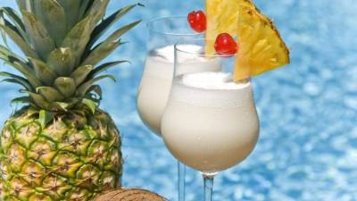 Preparar esta deliciosa bebida es fácil, solo le tomará 15 minutos. Rinde para dos copas.