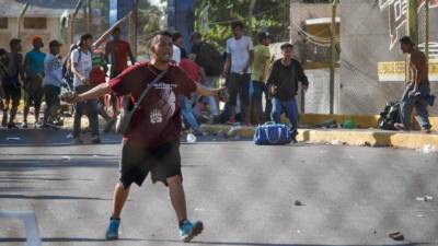 Otros medios señalaron que se produjeron enfrentamiento a golpes entre vecinos y migrantes. Imagen EFE