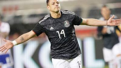 Javier Hernández anotó uno de los goles en la victoria de México ante Paraguay. FOTO AFP.