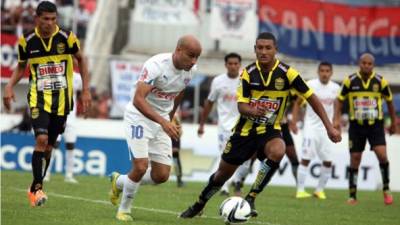 Los jugadores del Real España y Olimpia de Tegucigalpa están listos para el encuentro.