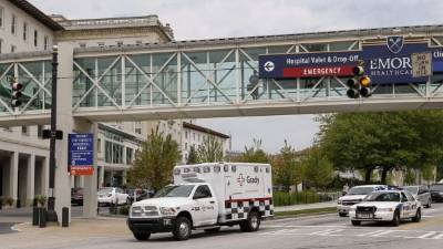 Los doctores infectados llegaron bajo fuertes medidas de seguridad a EUA y fueron trasladados directamente al hospital.