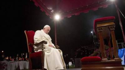 El papa Francisco reza durante el Via Crucis anoche en Roma. EFE