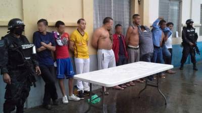 Las personas capturadas fueros trasladadas a las instalaciones de la Policía Nacional en San Pedro Sula.