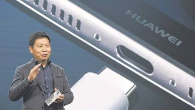 Richard Yu, presidente ejecutivo del grupo de negocios de consumo de Huawei, presenta el nuevo modelo de alta gama Mate 9 en Múnich.