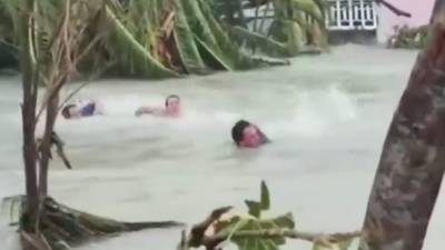 Una familia fue arrastrada por las corrientes de agua en las islas Ábaco, tras el paso del huracán Dorian./ABC.