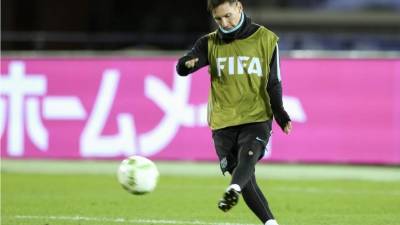 Messi participó con normalidad en el primer rondo del entreno y luego siguió ejercitándose con balón.