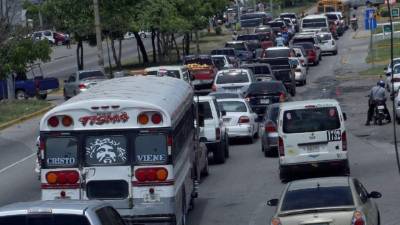 Vehículos circulan por una zona sampedrana.