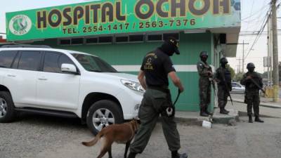 Desde horas de la mañana, los agentes comenzaron a inspeccionar las instalaciones de la clínica Ochoa, y en una de las oficinas encontraron el dinero que luego fue trasladado en un carro de valores al Banco Central.