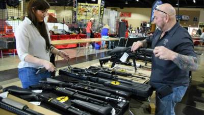 La feria de armas en Florida abrió sus puertas apenas tres días después del tiroteo en una secundaria que saldó con la muerte de 17 estudiantes y maestros.//AFP.