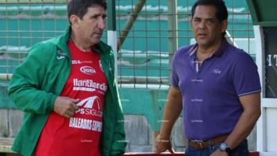 Héctor Vargas (izquierda) junto al gerente deportivo Rolin Peña del Marathón (derecha).