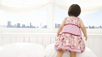 Hay persianas sin cuerdas, y se pueden fabricar de forma asequible, búsquelas.