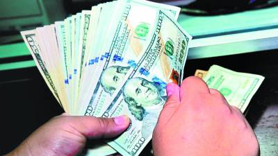 Un empleado de banco cuenta dólares.