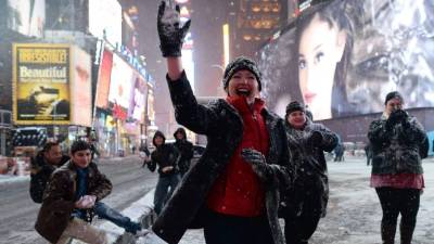 Nueva York, también conocida como la ciudad que nunca duerme, ha quedado paralizada desde anoche por una tormenta de nieve que se extiende al nordeste del país y que ha forzado a la gente a no salir de casa hasta que pase el temporal.