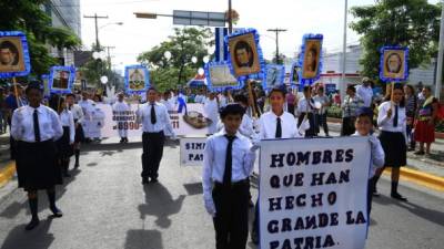 Desfiles de escuelas sampedranas el año pasado. Foto: Amílcar Izaguirre