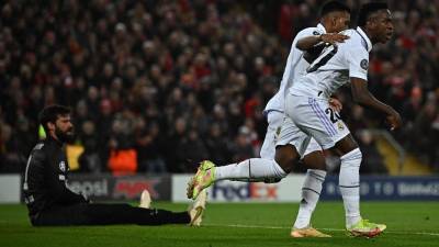 Ahora Alisson: Gol de Vinicius tras error del portero del Liverpool