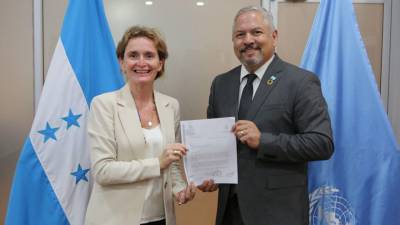 La representante de la ONU en Honduras, Alice Shackelford, y el canciller hondureño, Eduardo Enrique Reina.