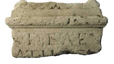 Fotografía facilitada por ADC Archeoprojecten, de una lápida con la inscripción 'DEAE' (la diosa), localizada en las excavaciones para la construcción de un parque empresarial en Holanda, donde se han descubierto inusuales y misteriosos restos del Imperio Romano como piezas de bronce y una estatua de piedra de Júpiter. EFE