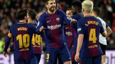 Los jugadores del Barcelona celebrando el segundo gol ante Valencia marcado por Ivan Rakitic. Foto AFP