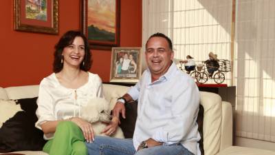 Karen Stechmann y Armando Calidonio cumplirán 19 años de feliz matrimonio este próximo lunes 16 de diciembre.