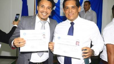 Julio César de León en compañía del gerente de Marathón, Rolando Peña. Ambos obtuvieron la Licencia D.