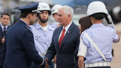 US Vice-President Mike Pence (C) and his wife Karen Pence are welcomed upon landing at a military air base in Brasilia June 26, 2018.Mike Pence is in a two day visit to Brazil, he will meet with Brasilian President Michel Temer, and on Wednesday will go to Manaus to meet with Venezuelan refugees. / AFP PHOTO / Sergio LIMA