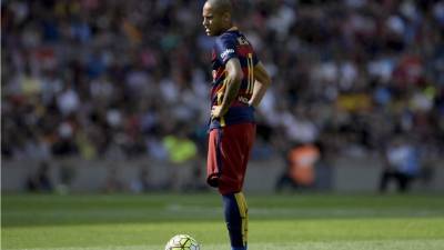 Costa Rica's defender Giancarlo Gonzalez (L) vies with Brazil's forward Neymar during the Russia 2018 World Cup Group E football match between Brazil and Costa Rica at the Saint Petersburg Stadium in Saint Petersburg on June 22, 2018. / AFP PHOTO / Giuseppe CACACE / RESTRICTED TO EDITORIAL USE - NO MOBILE PUSH ALERTS/DOWNLOADS