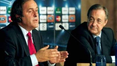 Michel Platini y Florentino Pérez en una conferencia de prensa.