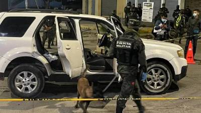 La camioneta marca Mazda quedó con varias perforaciones de bala.