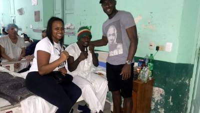 Maynor Figueroa y su esposa Sandra posan con Miguel 'Muñeco' González.