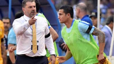 Ange Postecoglou, seleccionador de Australia, junto a Tim Cahill. Foto EFE