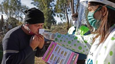 Las personas afectadas por la pérdida del gusto y el olfato tras el covid 19, lo recuperan hasta cinco meses después, afirma nueva investigación./AFP.