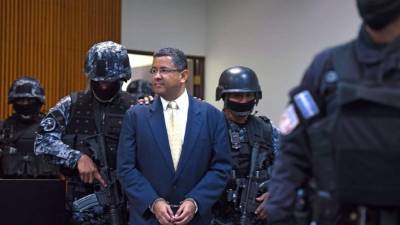 Flores llegó esposado de manos al juzgado donde enfrentará una audiencia por delitos de corrupción durante su administración.