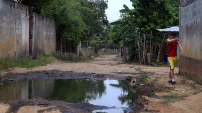 En la gráfica un ciudadano camina a la par de un charco de aguas negras en la colonia Dos Mil. Foto: Jordan Perdomo