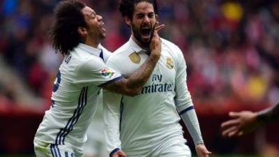 Isco celebrando con Marcelo el gol que le dio la victoria al Real Madrid ante Sporting de Gijón. Foto AFP