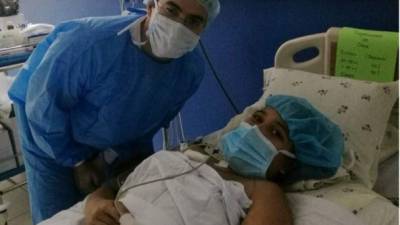 La menor de 16 años al salir de la operación junto al doctor Rubén Galeas.