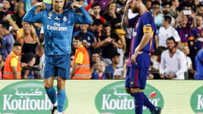 GRA425. BARCELONA, 13/08/2017.- El delantero portugués del Real Madrid Cristiano Ronaldo (i) celebra su gol, el segundo del conjunto blanco frente al FC barcelona, junto al argentino Leo Messi, durante el partido de ida de la Supercopa de España disputado en el Camp Nou de Barcelona. EFE/Quique García