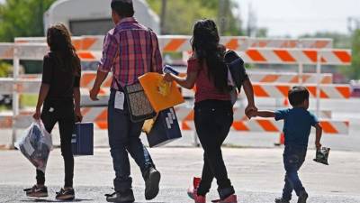 Familias migrantes son procesadas en la Estación Central de Autobuses antes de ser trasladadas a Caridades Católicas en McAllen, Texas (EE.UU.). EFE/Archivo