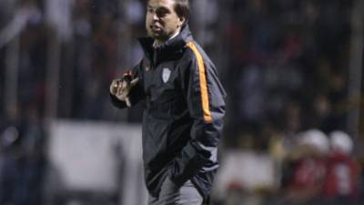 Alonso dando indicaciones durante el choque entre Pachuca y Olimpia.