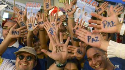 Seguidores del presidente Santos en su cierre de campaña pidieron paz.