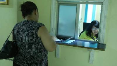 Las personas están llegando a la ventanilla de reclamos para iniciar el trámite de reembolso.