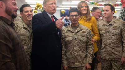El presidente de los EEUU, Donald Trump, y la primera dama, Melania Trump, saludan a los miembros del ejército estadounidense. Foto: AFP