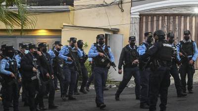 La residencia del expresidente de Honduras permanece fuertemente resguardada a la espera de su captura.