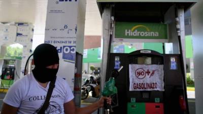 El gobierno de Peña Nieto ordenó el aumento de un 20% a la gasolina y un 16% al diesel. AFP.