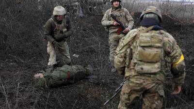 Militares ucranianos luchan cuerpo a cuerpo contra los soldados rusos en los alrededores de Kiev.