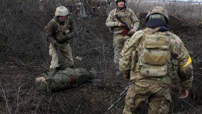 Militares ucranianos luchan cuerpo a cuerpo contra los soldados rusos en los alrededores de Kiev.