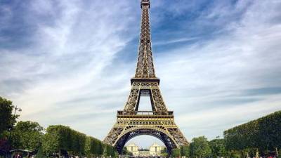 La Torre Eiffel, uno de los monumentos más visitados del mundo, apagará sus luces esta noche en homenaje a la reina Isabel II.